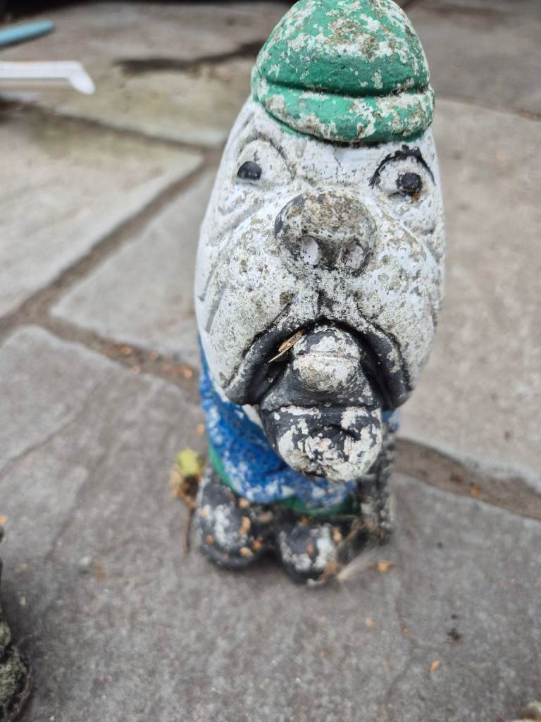 Garden Ornaments - Bulldog and Robin Bird Bath