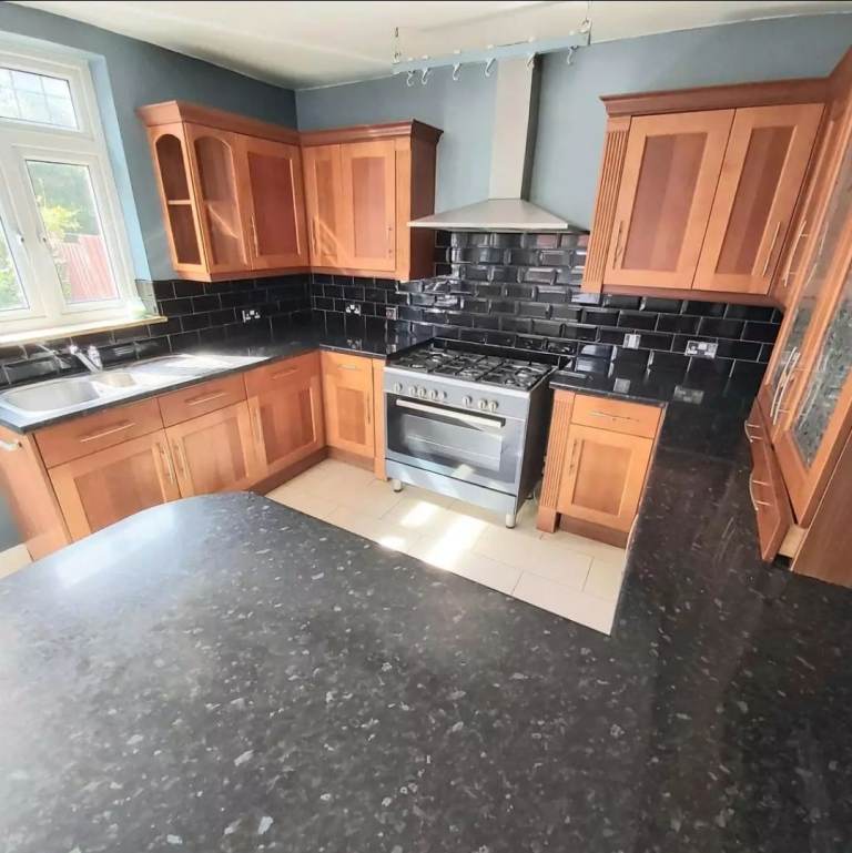 Fully Furnished Rooms Available in House Share. Ideal for UC Applicants 35 years old and over.