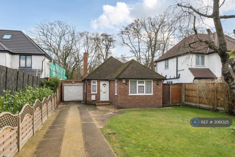 3 bedroom house in Thornhill Road, Ickenham, UB10 (3 bed) (#3061325)
