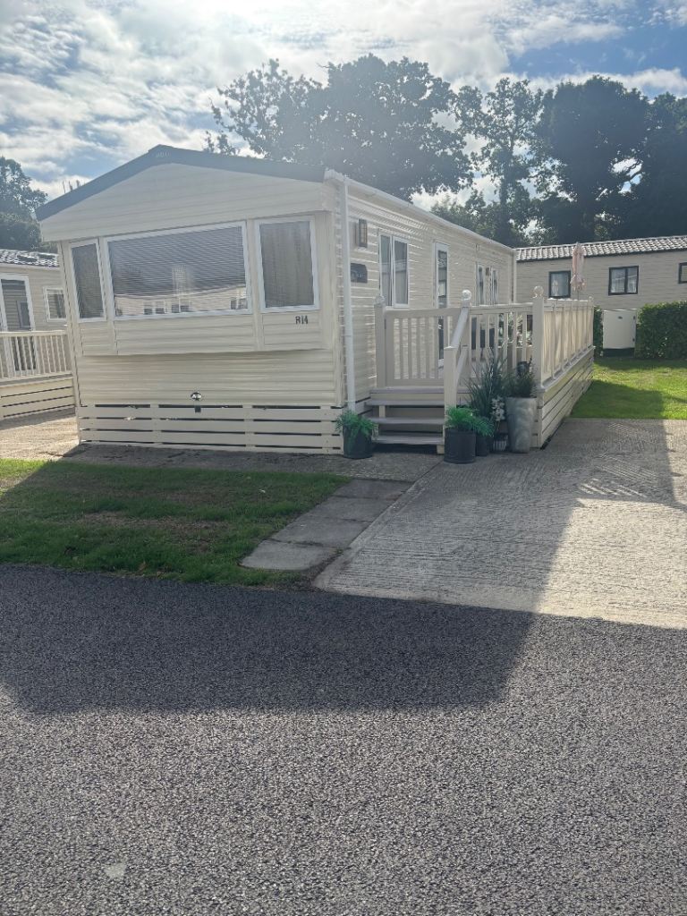 Beautiful caravan in Christchurch on 5* park 