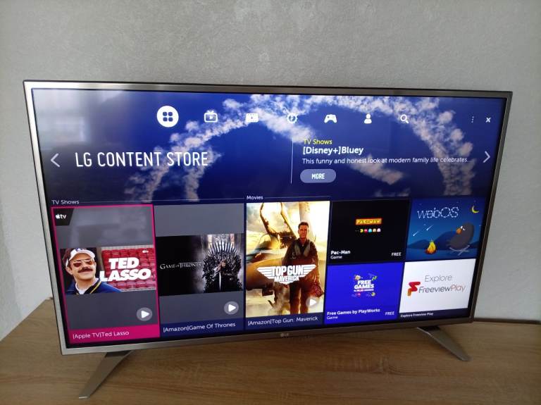 LG Smart TV - 4K HDR WiFi  43 inc 