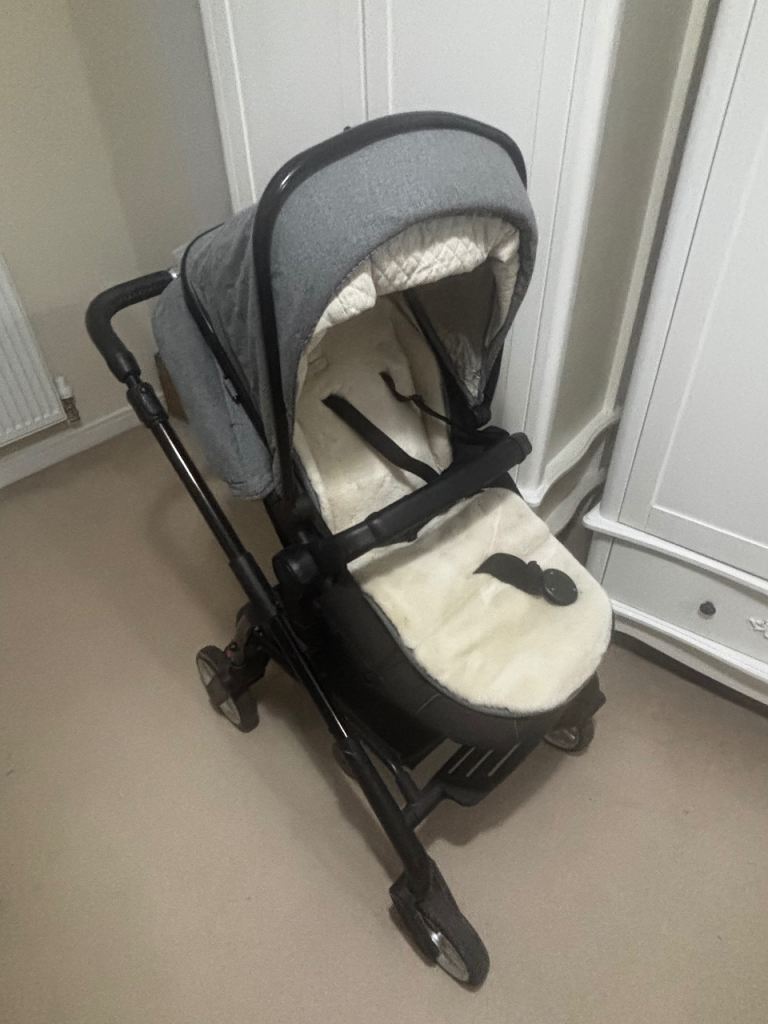Silver cross travel system and isofix base 