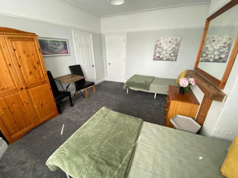 Ensuite Double room to let in a top floor flat in Charminster. 