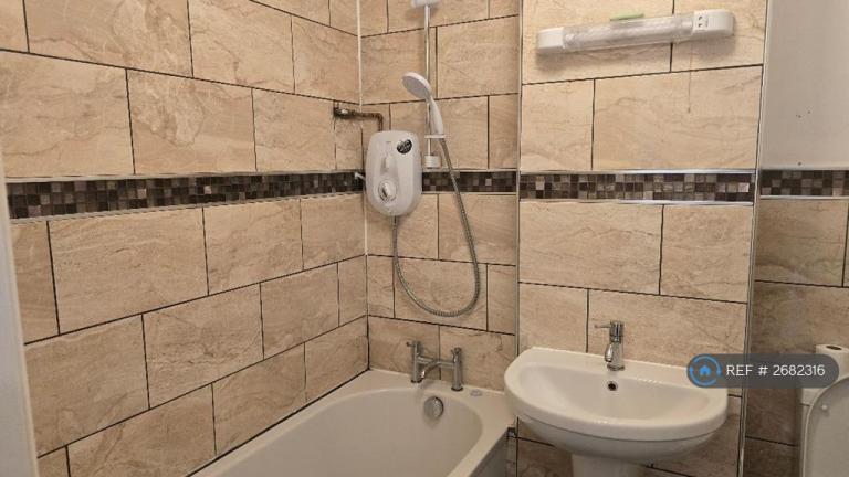 1 bedroom flat in Stratford, London, E15 (1 bed) (#2682316)