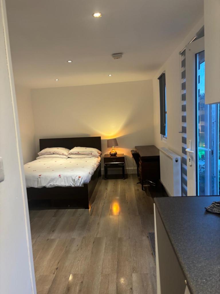 STUDIO FLAT FOR ONE PERSON WITH GARDEN AT WOODFORD GREEN, LONDON IG8 7HF. 