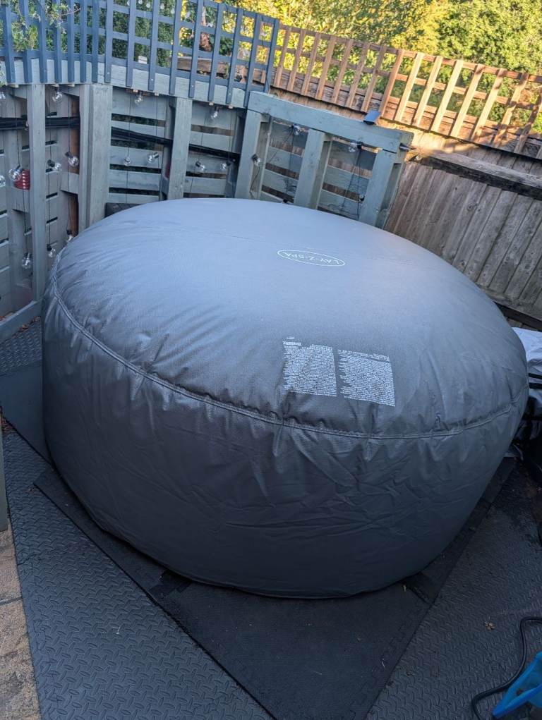 Lay-Z-Spa New York Hot Tub with many extras