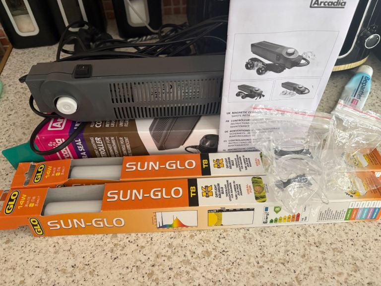 Arcadia Magnetic Controller and GLO Sun-Glo T8 Aquarium Bulbs