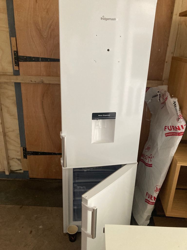 Freestanding fridge freezer in good condition