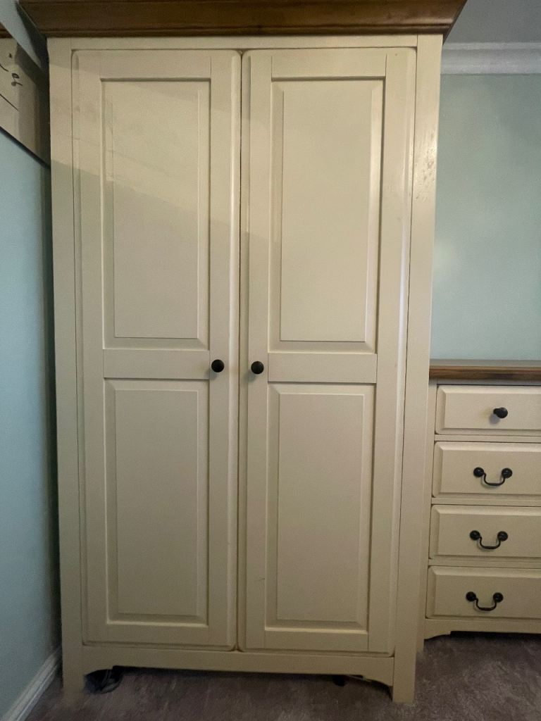 Wardrobe and chest of drawers
