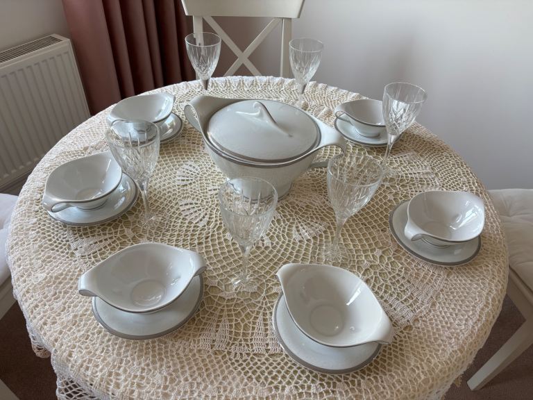 Porcelain soup set