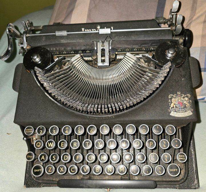 Vintage Collectors Imperial The Good Companion Manual Typewriter