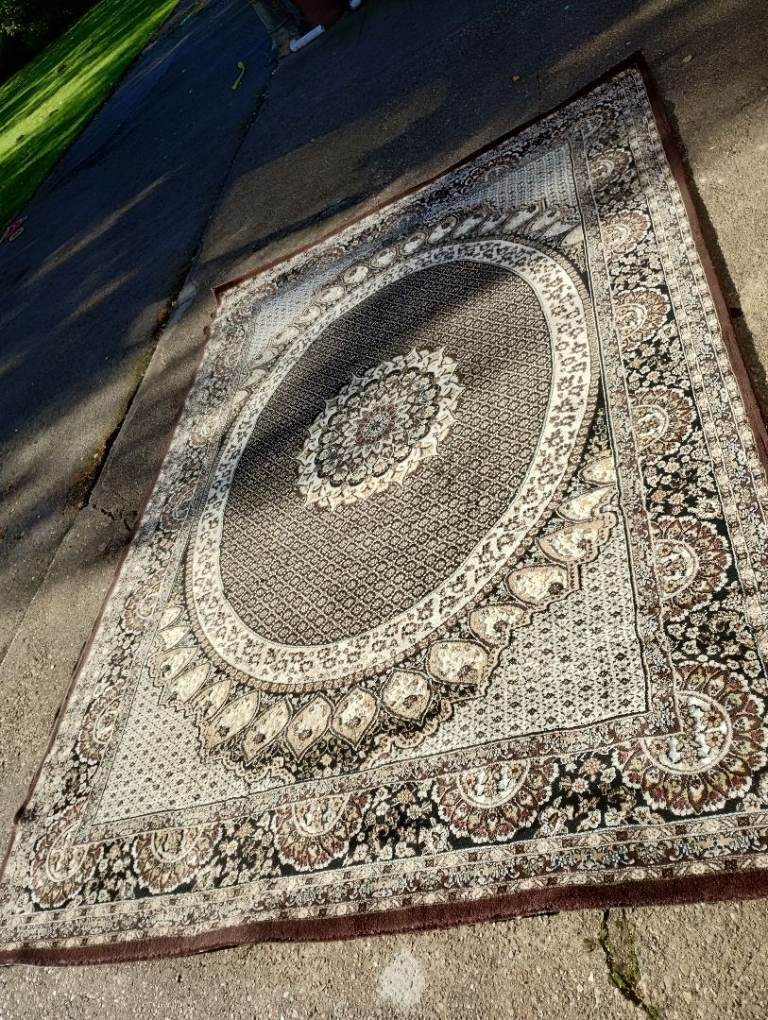 Large persian style brown pattened rug carpet used good.