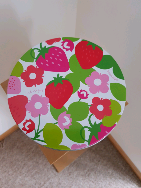 Lovely Clinque storage tin