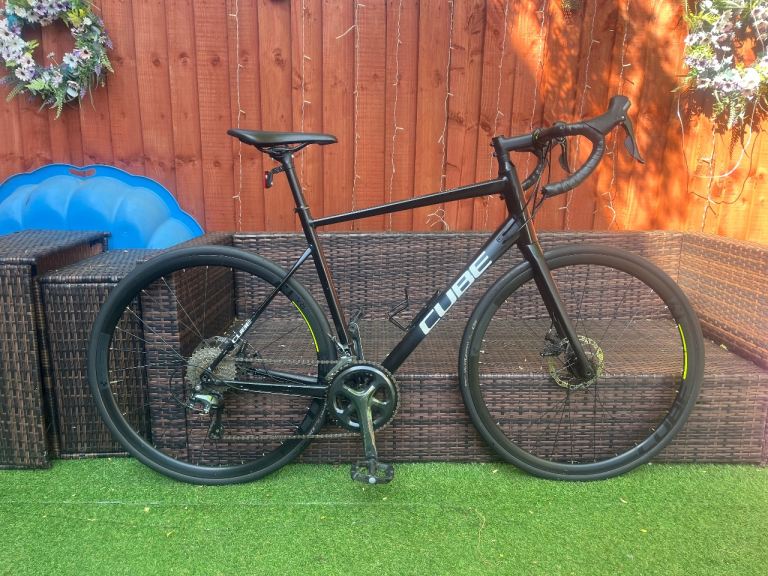 Cube Attain disc Alu/carbon road bike. Trek giant cannondale specialized Boardman Triban 