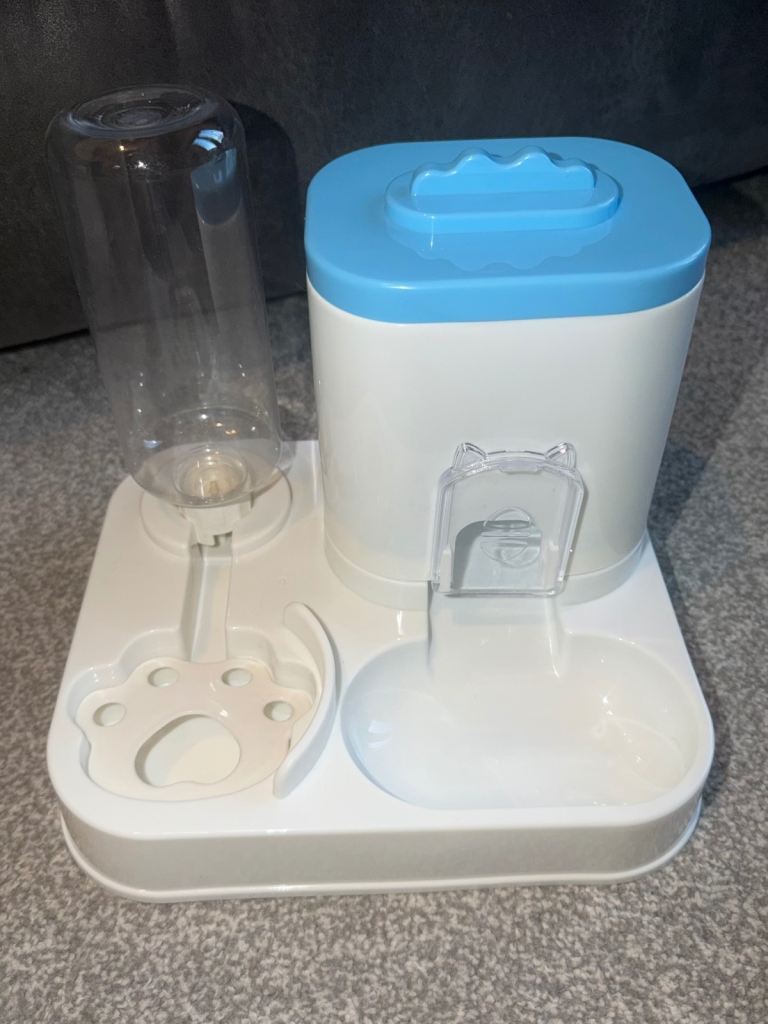Aromatic water / food dispenser 