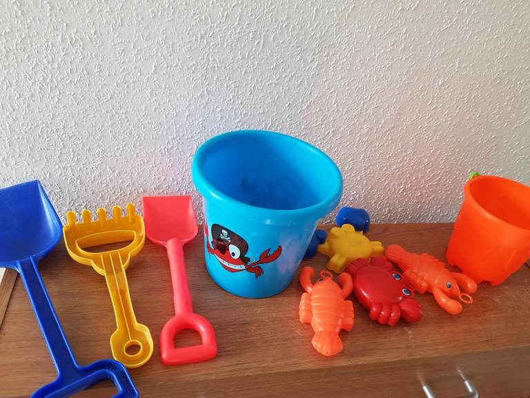 🐚Get Beach ready!  Great Value: Sand Pit Toy Set + Sunglasses+ Water pistols– £5 for the Lot! 🐚