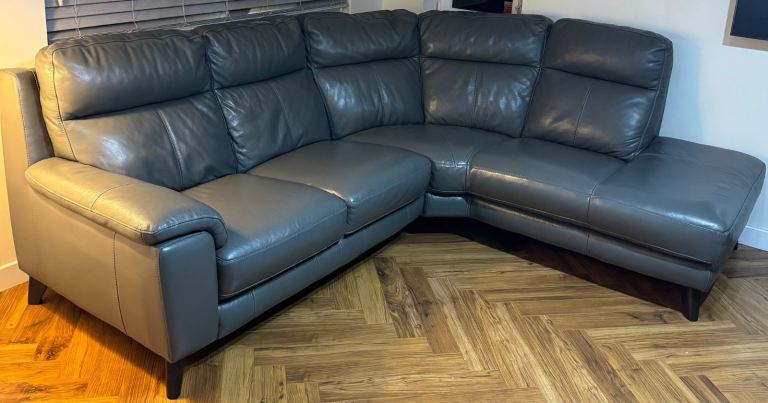 DFS leather corner sofa, 5 seater, Like New! Only 6 months old. Smoke & Pet free