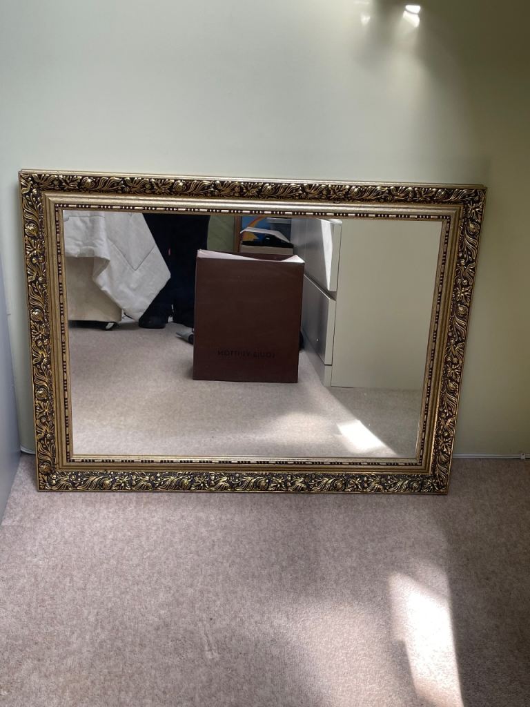 LOVELY ORNATE WOODEN CARVED GOLD COLOURED WALL MIRROR, 32” X 25” X 1.5” 