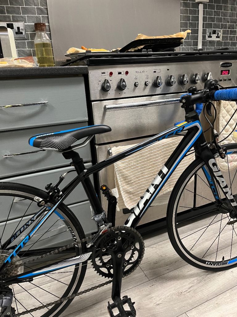   Like new .Giant ages 9-12. 24 inch boys  road bike 