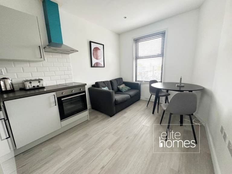 Stunning newly decorated first floor large One Bedroom Flat in a great location in Tottenham, N17.