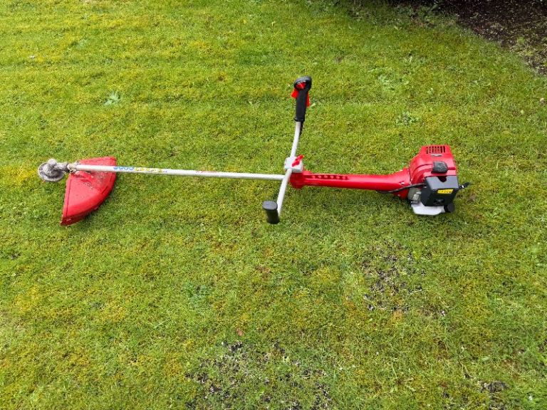 GardenCare GC430AV Petrol Brush Cutter / Strimmer