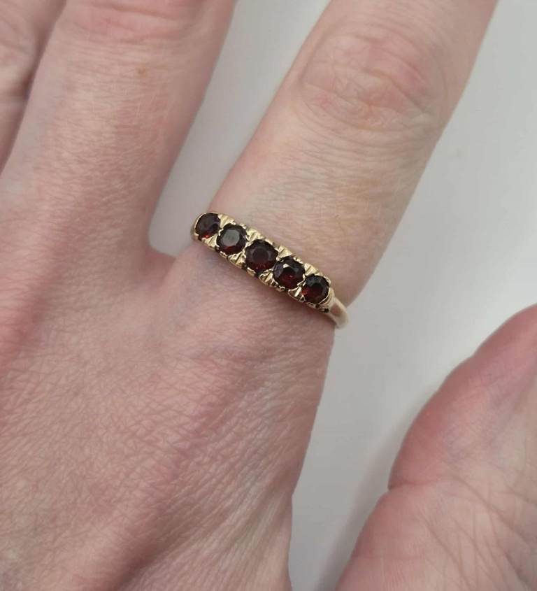 Vintage 9ct yellow gold & 5 garnet stone ring