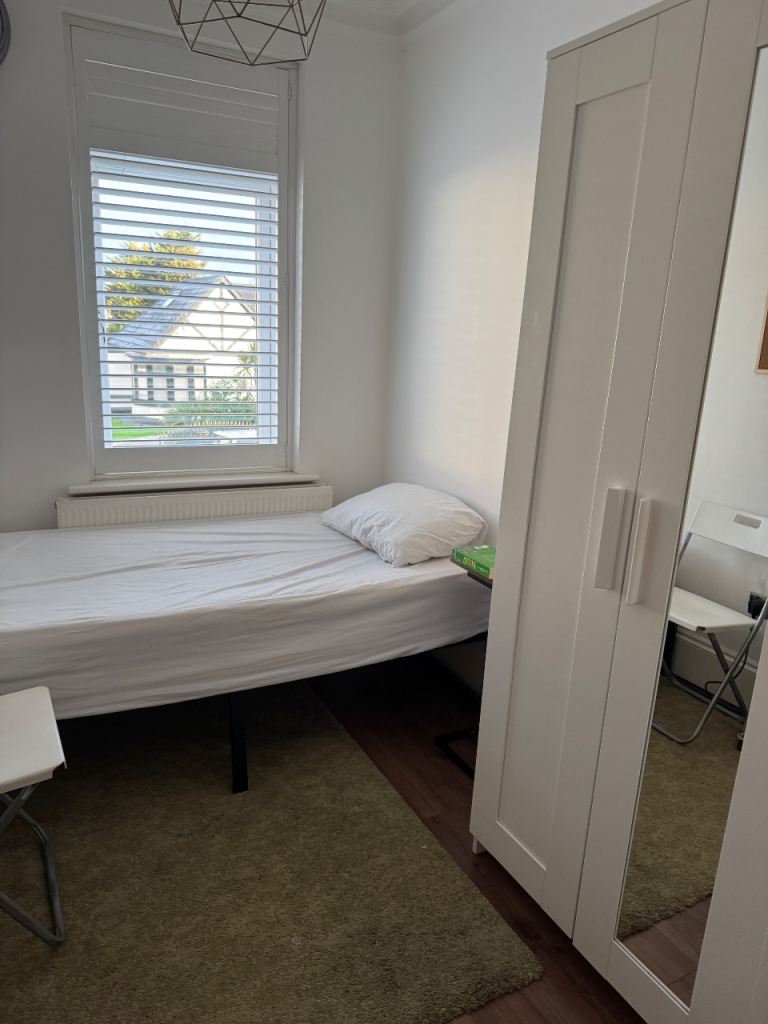 Single room to rent in shared house females preferred 