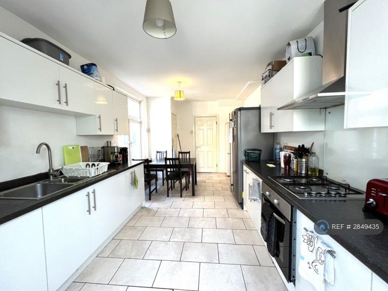 5 bedroom house in Adelaide Terrace, Brentford, TW8 (5 bed) (#2849435)