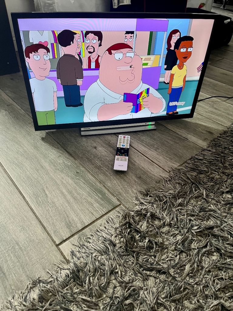 Toshiba 32 inch smart hdr led tv bargain only £40 no offers free local delivery 