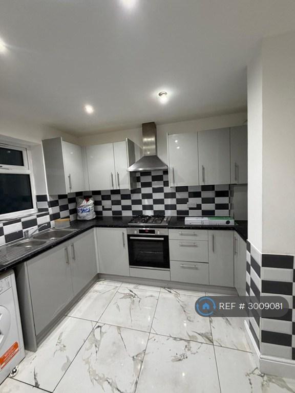 4 bedroom house in Leslie Grove, Croydon, CR0 (4 bed) (#3009081)