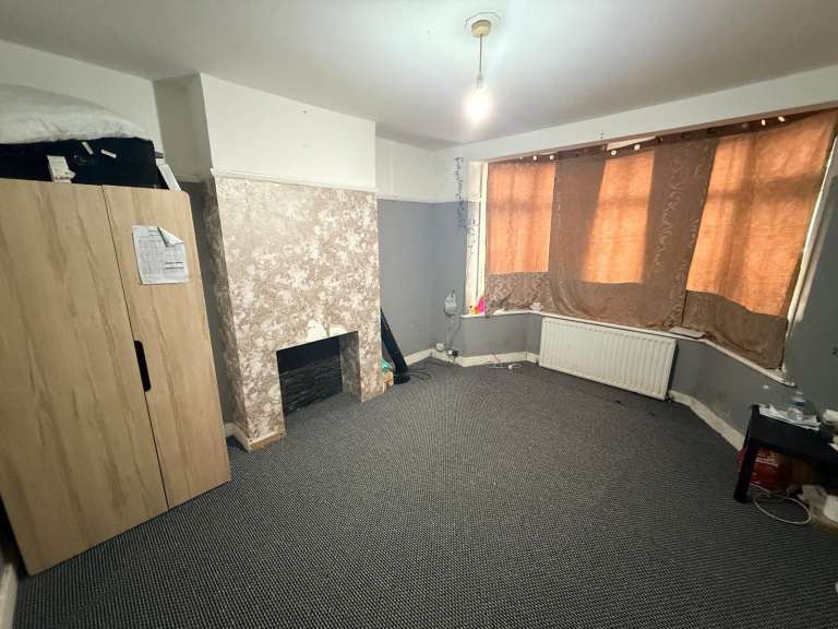 Spacious Room to Rent in Hornchurch RM12 – £900 PCM  Male Tenants 