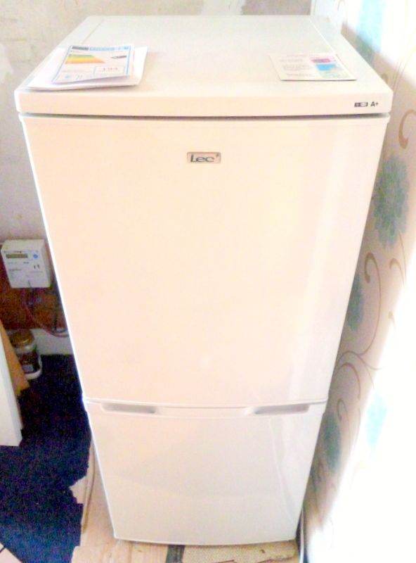 LEC 50CM. WIDE FRIDGE FREEZER. HARDLY USED. IN GOOD CONDITION.