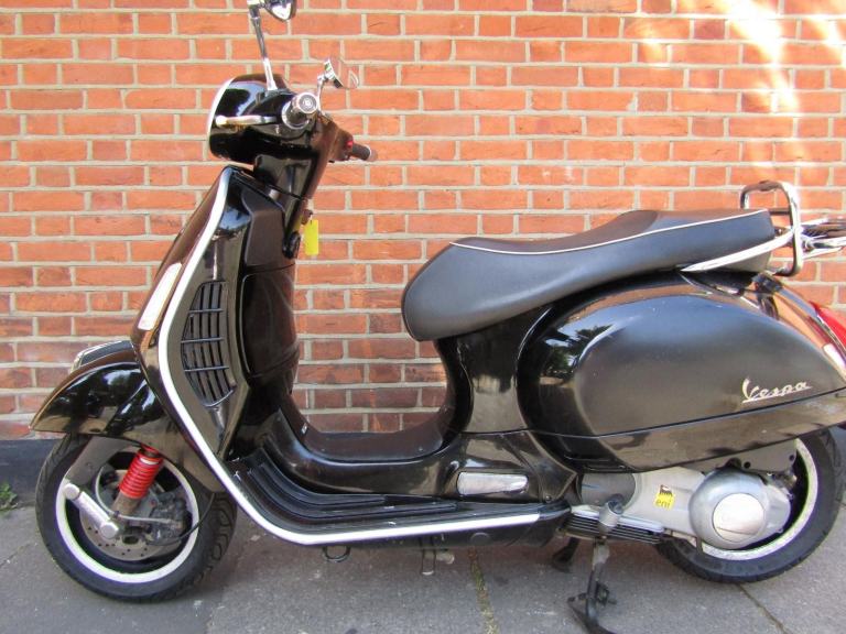PIAGGIO VESPA GTS 300 , MOT , READY FOR THE CITY , FEW MARKS , CHEAP !