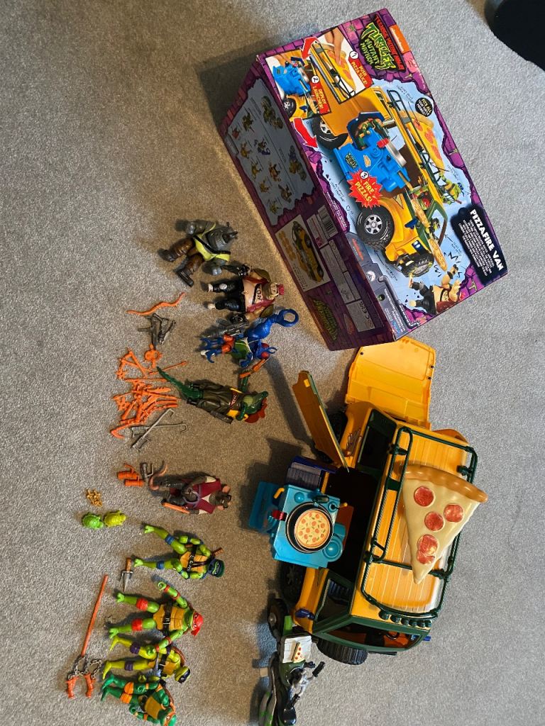 Teenage mutant ninja turtles pizzafire van, ninja cycle and figures