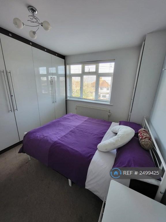 4 bedroom flat in Twickenham Gardens, Greenford, UB6 (4 bed) (#2499425)