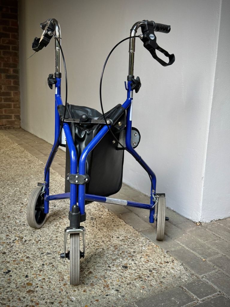 DRIVE DEVILBISS HEALTHCARE Lightweight Aluminium Tri-Walker with Vinyl Bag, Blue