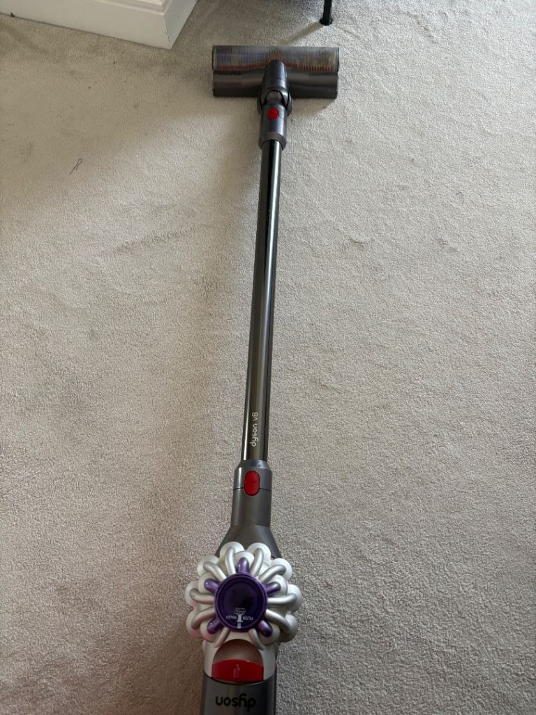 Dyson V8 Cyclone Cordless Vacuum – Good Condition
