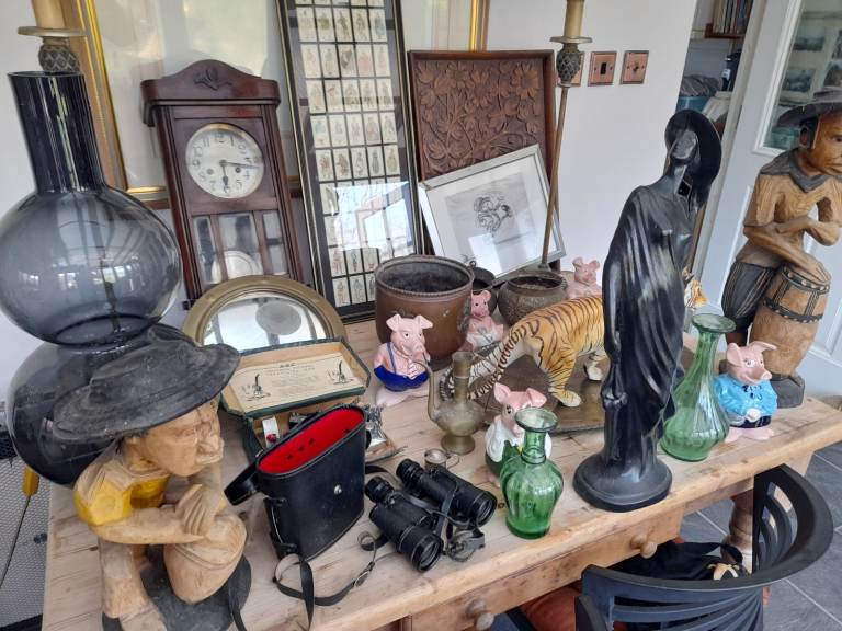 Collection of antique & vintage collectables