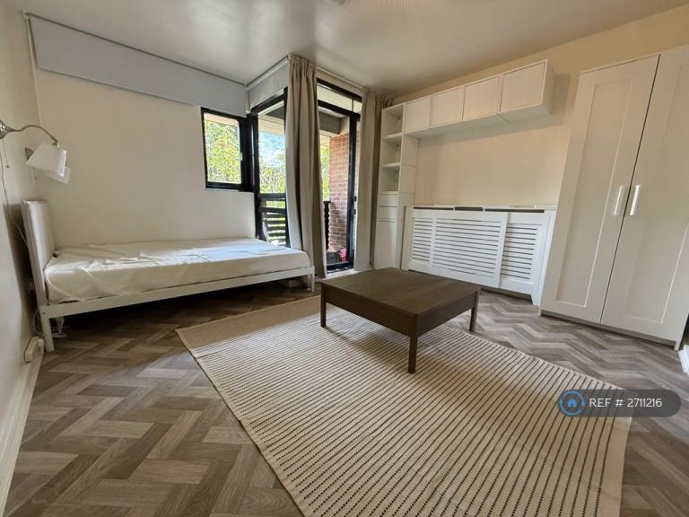 Studio flat in Brassey Road, London, NW6 (#2711216)