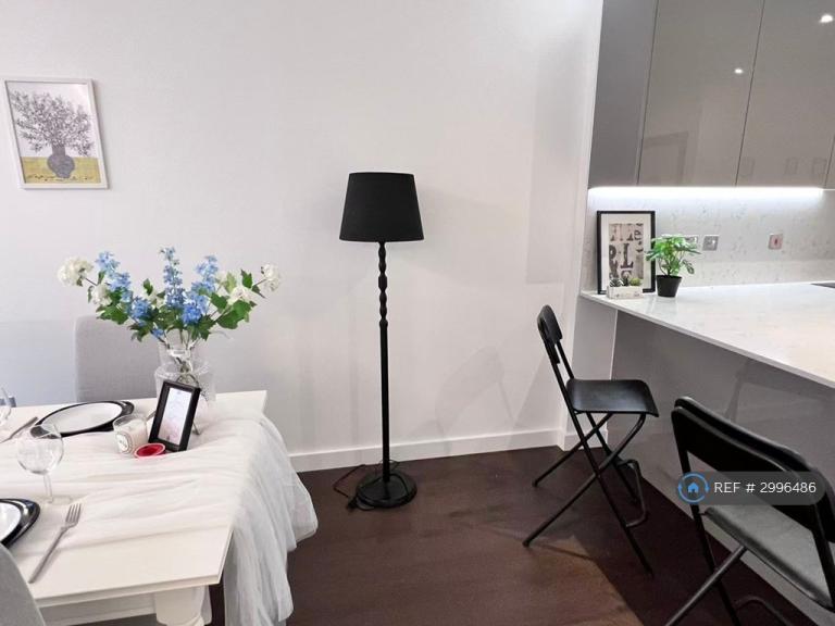 3 bedroom flat in Lanchester Way, London, SW11 (3 bed) (#2996486)