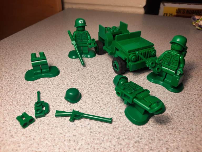 Lego Toy Story Job Lot. Army Men on Patrol Set 7595 + FREE Buzz and Woody Minifigures