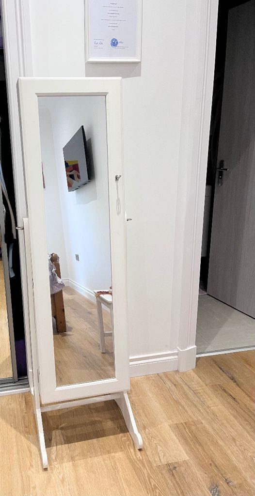 Mirror cabinet with jewellery storage