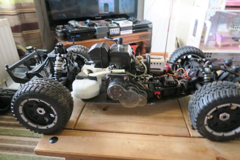  RC 1/5 PETROL  WITH RADIO GEAR CHARGER BATTS 
