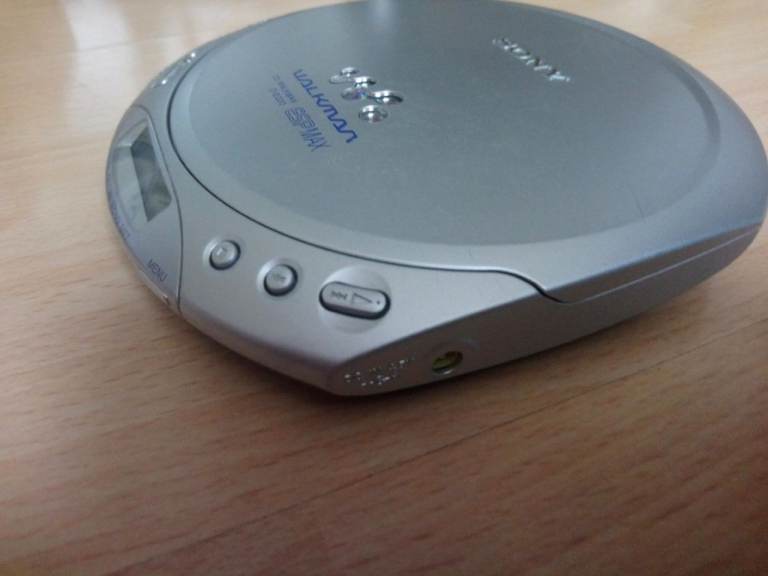 Sony model D-E220 Silver Personal CD Player Walkman Portable Looook!!!