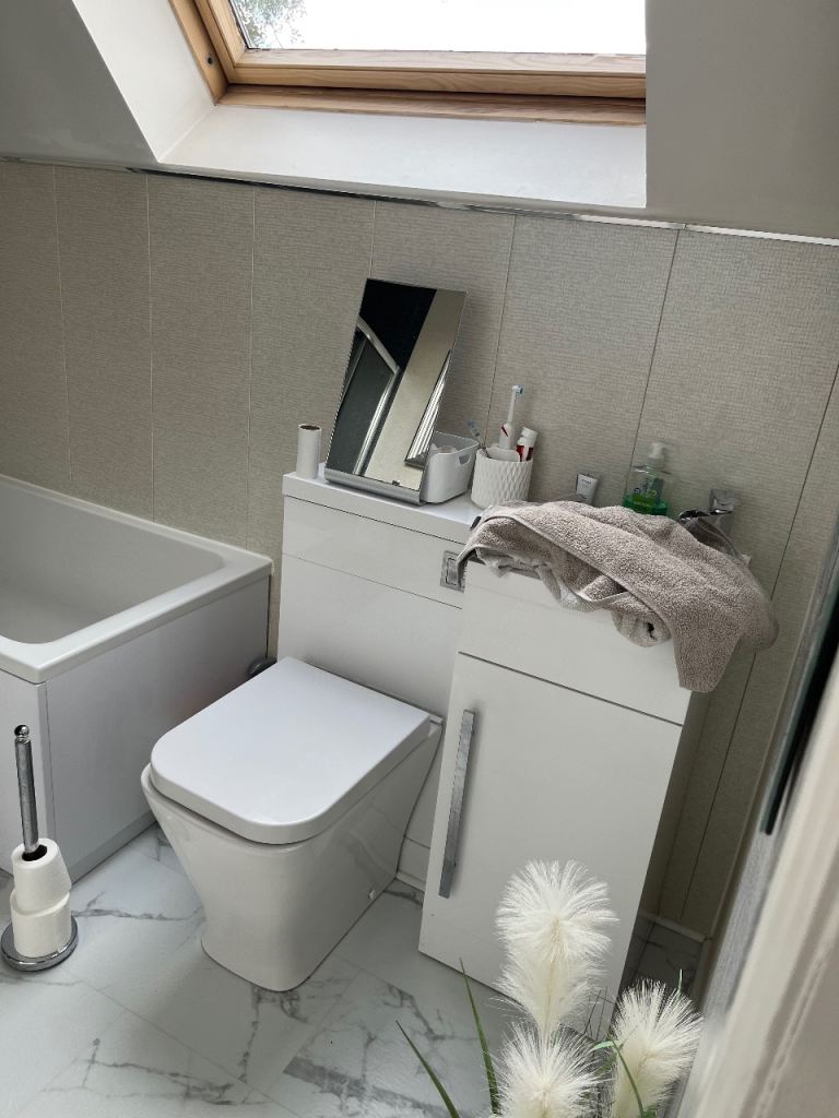 Modern White Toilet with Soft Close Seat – As Good As New