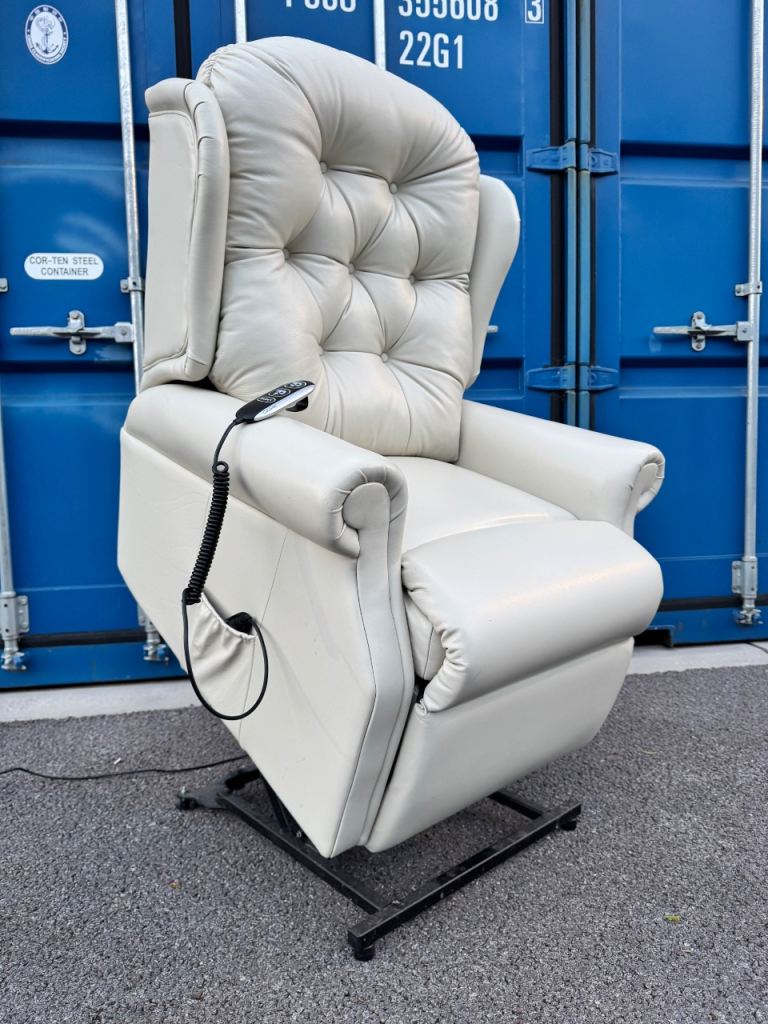 Rise Recliner made by celebrity company  in excellent condition Dual  motor possible Delivery