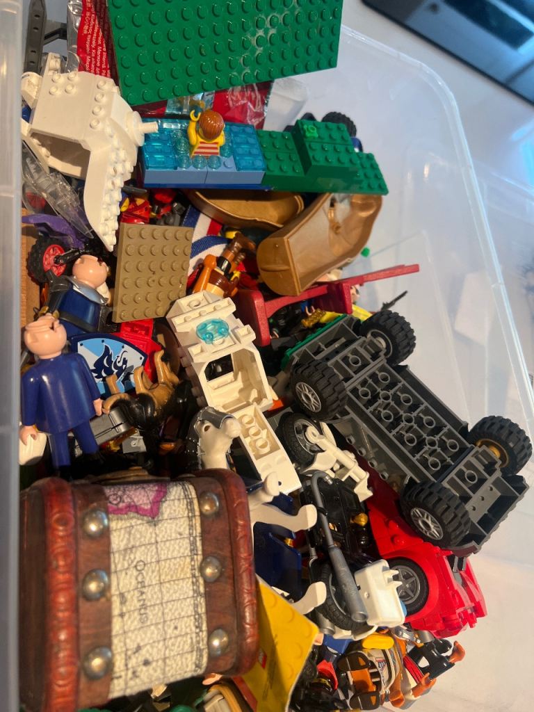 Lego pieces, so many to choose from – Good Condition