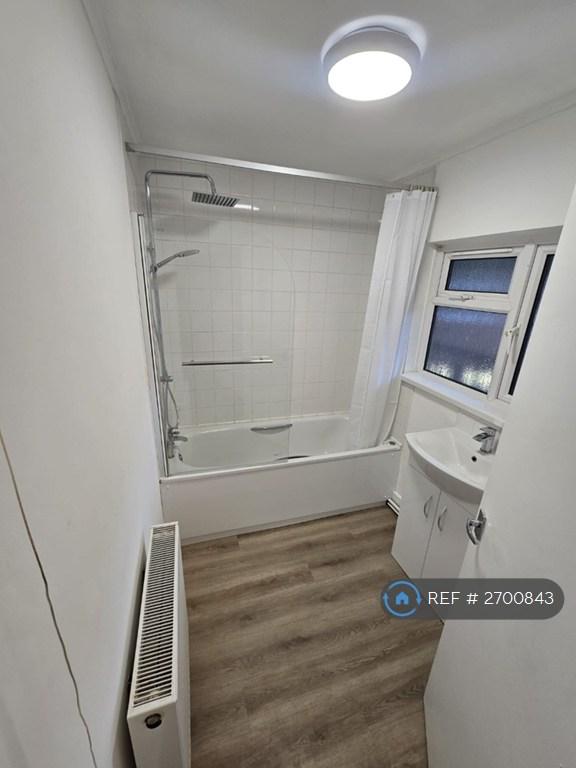 1 bedroom flat in Brookside, Potters Bar, EN6 (1 bed) (#2700843)