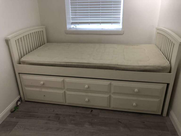 Single bed with trundle 