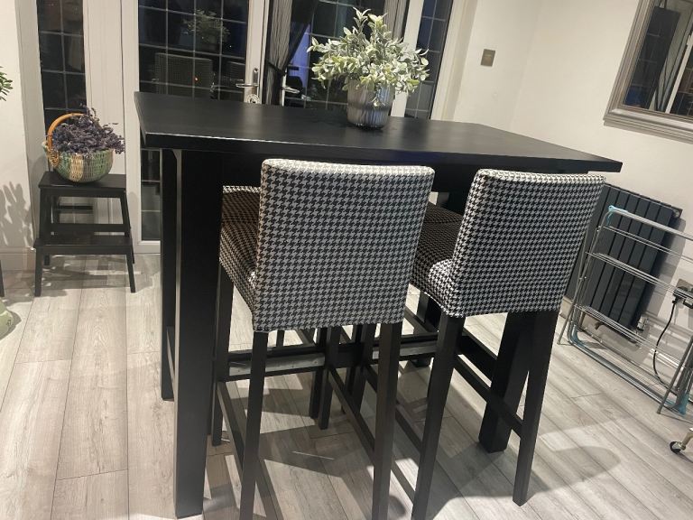 Bar table and 4 stalls